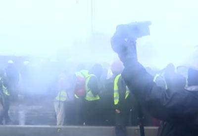Autoput blokiran, nastao opšti haos: Izbio veliki antivladin protest, čuju se i sirene - policija pokušava da potisne demonstrante sve vreme
