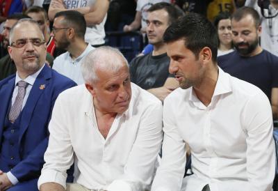 SASTALI SE POSLE NOVAKOVOG TRIJUMFA: Đoković i trofejni trener se slikali u Grčkoj i razmenili majice