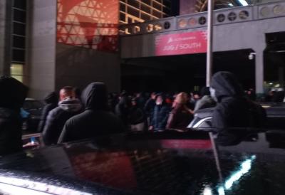 GROBARI SE SKUPILI ZBOG ŽOCA! Navijači Partizana stigli ispred hale na trening crno-belih (FOTO+VIDEO)