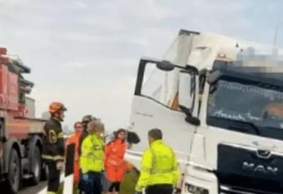 Kilometarske kolone na auto-putu zbog nesreće: Kamiondžija umro za volanom, a onda su trudnica u devetom mesecu i beba stradale u jezivom sudaru koji je usledio