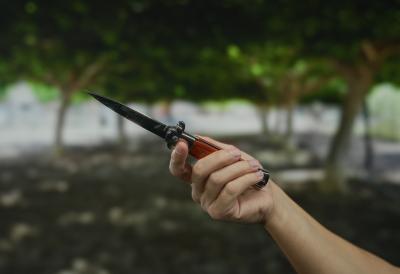 Dramatično u komšiluku: Muškarac naoružan nožem došao ispred vrtića - policija munjevito reagovala, napadač hitno prebačen u bolnicu