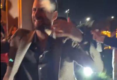 NOVAKA POGODILA PESMA: Đoković nikad veseliji uživao u provodu uz Sinana Sakića (VIDEO)