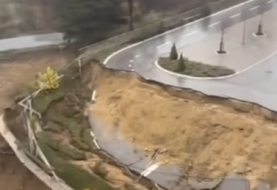 Pao zid i deo saobraćajnice u Kragujevcu: Proradilo klizište, tlo se ne smiruje