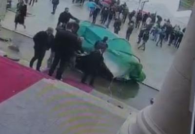 Jedina namera im je bila da naprave incident: Poslanici mogli nesmetano da uđu u Skupštinu, ali nije im to bio cilj, snimak sve govori (VIDEO)