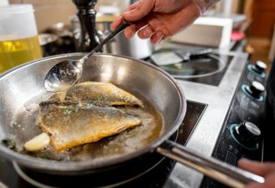 SLAVSKA RIBA ispada SAVRŠENO samo ako uradite ovo PRE PEČENJA - Trik Gordona Remzija o kome bruji internet