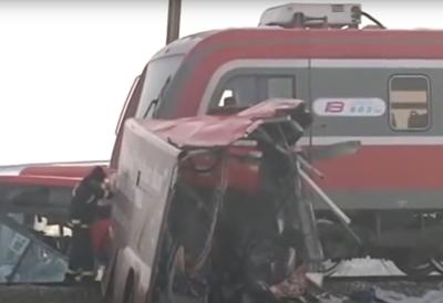 Osam ljudi izgubilo život, među nastradalima i deca: Velika tragedija zavila jug Srbije u crno, voz prepolovio autobus u Nišu (FOTO/VIDEO)
