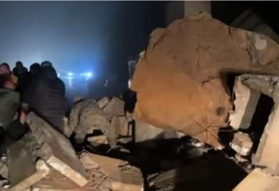 Pakao u komšiluku: Ogroman odron blokirao put, nastao totalni haos - Ljudi u borbi sa ruševinama, dramatični prizori sa lica mesta (VIDEO)