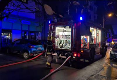 Požar guta stan u Novom Sadu: Sve vrvi od vatrogasnih vozila, prizori sa lica mesta su dramatični (VIDEO)