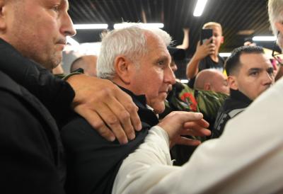 GROBARI NAPRAVILI HAOS NA AERODROMU: Sleteo je Željko Obradović (VIDEO)