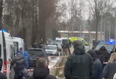 Teroristički napad u školi isplaniran? Tinejdžer ubica (15) držao učenike kao taoce: Na sebi je imao majicu sa JEZIVIM natpisom - Prvi snimci sa mesta zločina