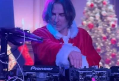 Željko Mitrović posle čistke napravio žurku u Teatru Odeon: Delio koverte sa ovim sadžajem