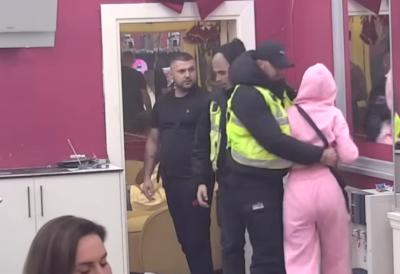 Aneli nasrnula na Asmina, on je oborio na pod - Obezbeđenje ih jedva razdvojilo, Ahmićeva krenula da lomi po Beloj kući