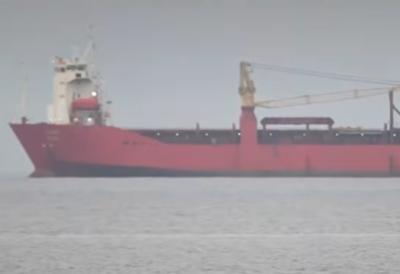 Ruski brod zadržan u evropskim vodama: Vlasti hitno reagovale, provera tereta u toku - sumnje uključuju i Severnu Koreju (VIDEO)