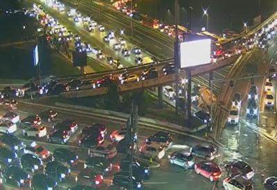 Beograd je stao: Opšti haos širom grada, vozila zaglavljena u ogromnim kolonama - Na ovom pravcu je najkritičnije (FOTO)