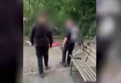 Poznati političar terao tinejdžere da LIŽU ZASTAVU: Vukao ih za uši, terao da kleče - SKANDALOZAN SNIMAK zaprepastio sve (VIDEO)