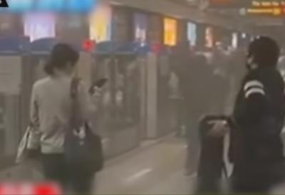 Horor u tržnom centu: Napad dimnom bombom i nožem - ima povređenih i mrtvih, napadač skočio sa šestog sprata (FOTO/VIDEO)