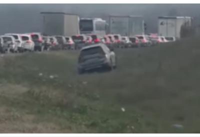 Urnebesne scene sa auto-puta u smeru ka Nišu: Pogledajte na koji način je jedan od vozača pokušao da izbegne gužve pored puta, putnici gledali u neverici (VIDEO)