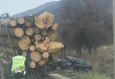 Haos kod Raške: Automobil udario u prikolicu koja se otkačila sa kamiona - Vozilo potpuno smrskano (FOTO)