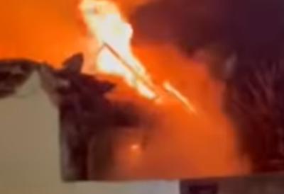 Vatra guta porodičnu kuću: Stravične scene u Karađorđevoj ulici, čeka se dolazak vatrogasaca (VIDEO)