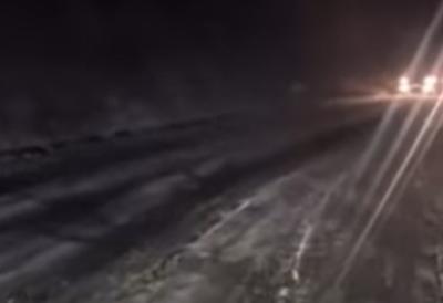 (VIDEO) Ovaj put u Srbiji je trenutno jako opasan: Vozači više ne mogu da voze, izlaze iz automobila