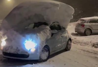 Na pojedinim mestima više od tri metra snega: Sve je pod belim pokrivačem, putevi su zatrpani, a tuneli zatvoreni - Italija je paralisana (VIDEO)