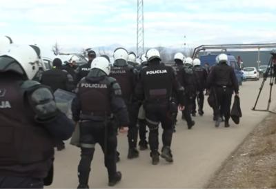 "Neka ministri gataju kako će da prođu" Počela velika blokada kružnog toka ka aerodromu, građani besni - Veliki broj policajaca na licu mesta, haos u komšiluku