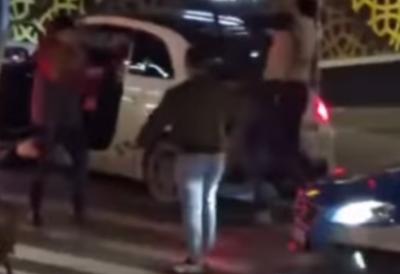 Haos na ulici: Četiri mladića u žestokom fizičkom obračunu - Pesnice, šutiranja i tuča u kolima u centru Beograda (VIDEO)