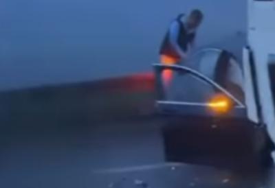 Horor na putu kod Umke u rano jutro: Žestok udes, delovi vozila razbacani po putu - šokantan prizor sa lica mesta (VIDEO)