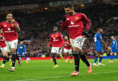 KAKV ŠOU NA "OLD TRAFORDU": Palo OSAM GOLOVA ali nema pobednika! Petrović napravio strašan kiks (VIDEO)