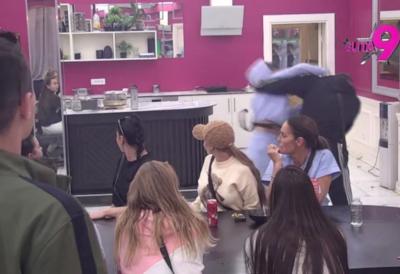 (VIDEO) Aneli zverski nasrnula na Asmina: Pred svima se zaletela, pa ga udarila - Vanredno stanje