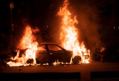 Krvavi napad na policiju: Otvorili vatru na patrolu, pet policajaca stradalo - vozilo buknulo u plamen nakon zločina, potraga za napadačima u toku