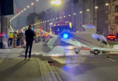 Avion sleteo nasred ulice, ima povređenih: Ozbiljan incident u gusto naseljenom delu grada, letelica potpuno uništena (FOTO/VIDEO)