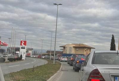 Blokiran put ka aerodromu: Demonstranti traže da se puste svi uhapšeni tokom protesta - stvorene ogromne saobraćajne gužve, ne mrdaju odatle dok se zahtev ne ispuni (FOTO)