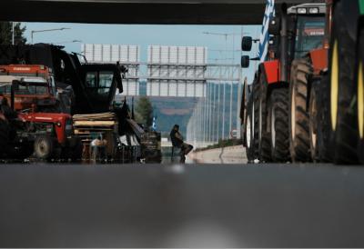 Hiljade traktora parkirano na auto-putu: Poljoprivrednici prete da pojačaju blokade ako vlada ne ispuni zahteve, sutra pada velika odluka u Grčkoj o nastavku protesta