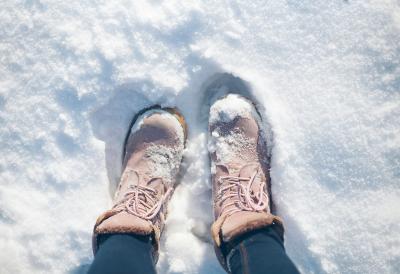 Pretvorite zimske cipele u VODOOTPORNE i zaštite ih od kiše i snega: Potrebni su vam samo SVEĆA I FEN!