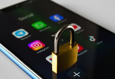 Odluka zapečaćena: Meta zaključava stotine hiljada naloga, zabrana društvenih mreža stupa na snagu - ova grupa pogođena novim merama 