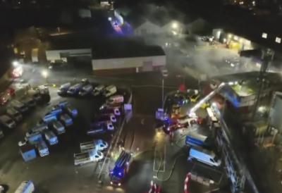 (VIDEO) Izbio stravičan požar u fabrici čvaraka: Deset vozila upućeno na teren, desedite vatrogasaca u borbi sa stihijom