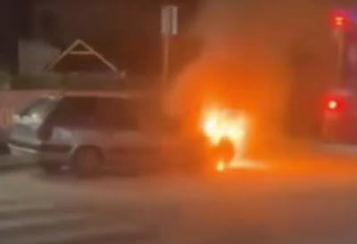 Vatra guta vozilo u Jagodini: Vatrogasci sjurili na lice mesta