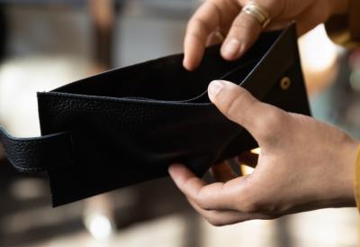 Brutalna šema prevarantkinje, pazite se: Zbunjuje radnice i odnosi novac pred očima svih, a evo kako joj to uspeva