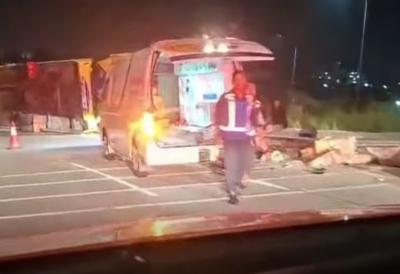 (VIDEO) Stravična nesreća: Putnički autobus se prevrnuo, najmanje 16 ljudi poginulih hitne službe opkolile mesto nesreće - dramatične scene sa lica mesta