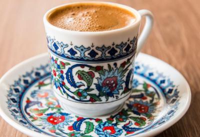 Koliko KAFE dnevno je ZDRAVO POPITI? Stručnjaci otkrivaju pravu MERU i da li kafa na prazan stomak zaista šteti