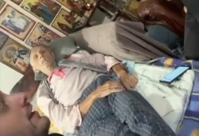 (VIDEO) Otac leži na krevetu na samrti, a naš pevač mu svira: Objavio intimnu scenu koja je rasplakala Srbiju