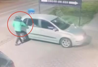 (VIDEO) Pogledajte sraman snimak krađe paketića u Zemunu: Šetao oko auta a zatim nonšalantno otvorio vrata, mališani ostali bez poklona a besni komentari pljušte