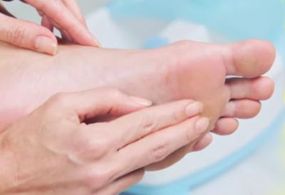 Kućna namirnica kao rukom UKLANJA KURJE OKO, grube pete i gljivice na nogama - svi je imaju u kuhinji