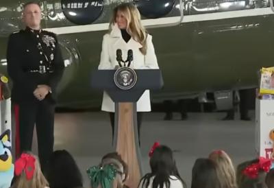 Ko bi rekao da gazi ŠESTU DECENIJU? Melanija Tramp novim izdanjem ZALUDELA PLANETU: Niko ne može da skrene pogled, a jedan detalj svi komentarišu (VIDEO)