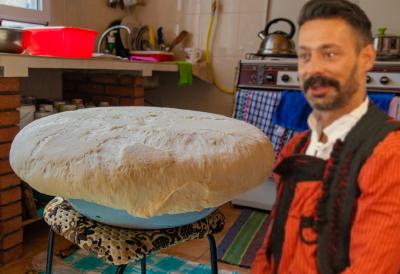 Kosovska pogača iz kuhinje Milana Vasića: Glumac podelio recept svoje mame Olge - Ovo najviše voli da spremi sinu