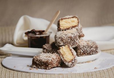 Napravite sami BAUNTI KOLAČ kakav do sada niste jeli: MOKRE KOKOS KOCKE kojih vam neće biti dosta