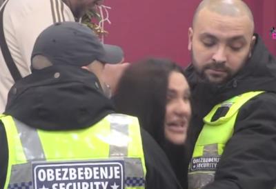 Prekid programa zbog nervnog sloma u rijalitiju - obezbeđenje pokušava da je zaustavi