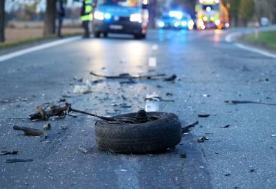 Smrt bila neizbežna: Automobil sleteo sa puta i udario u drvo, starac preminuo u bolnici lekari ostali bespomoćni