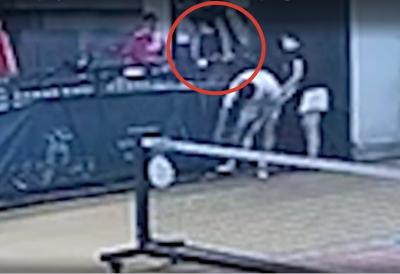 (VIDEO) Uznemirujući video: Trenutak strahotnog pada snimljen, muškarac skočio u sopstvenu smrt - krenuo po lopticu a onda usledio najstrašniji mogući scenario